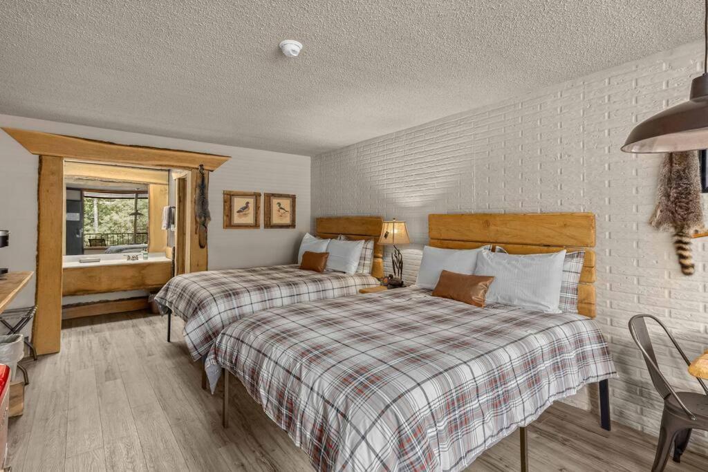 Stonegate Lodge 2 Queen Beds Fast Wifi 50In Tv Salt Water Pool Room # 305 ยูเรกาสปริงส์ ภายนอก รูปภาพ